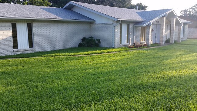 Foto del edificio - AUGUST PRE-LEASE!  Spacious 4 Bedroom 2 Bathroom Home CLOSE TO CAMPUS