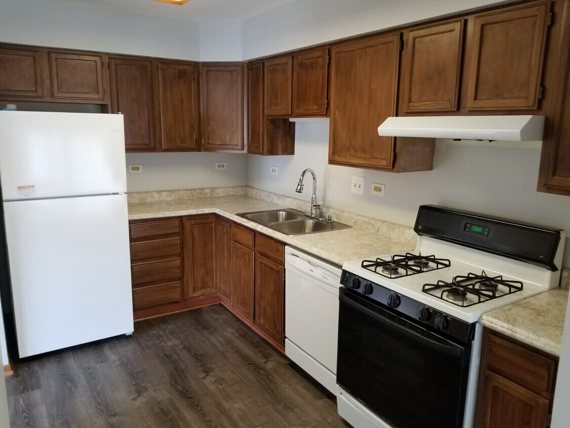 1081 Greenwood Cir Unit 1081, Woodstock, IL 60098 Condo for Rent in