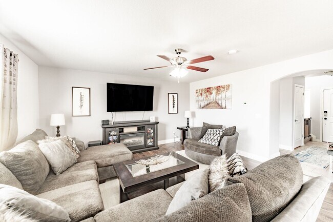 Building Photo - 4 Bed 4 Bath Home in Lorson Ranch!