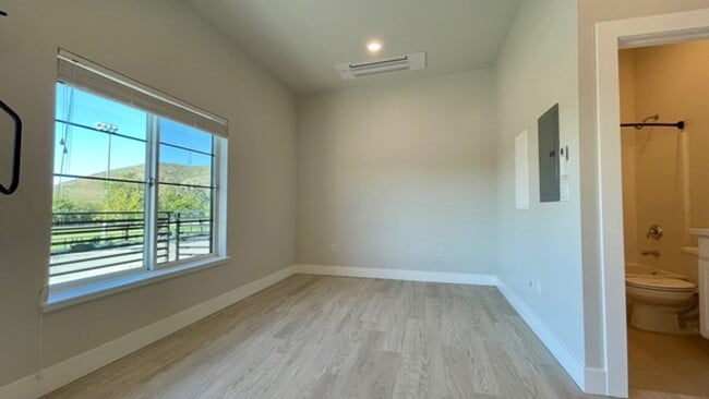 Building Photo - Newer Construction Studio Apartment with G...