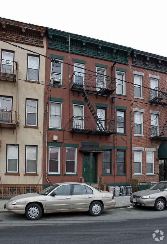 Building Photo - 405 30th St