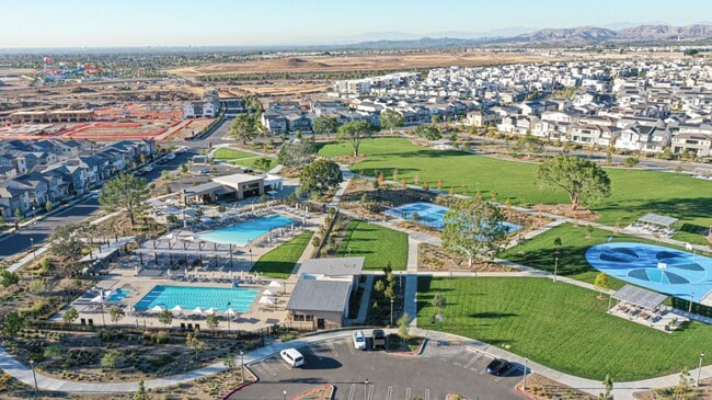 Foto del edificio - 5 Bedroom SFR in Irvine