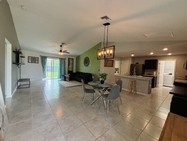 Foto del edificio - 2417 NW 29th Street ~ Charming NW Cape Cor...