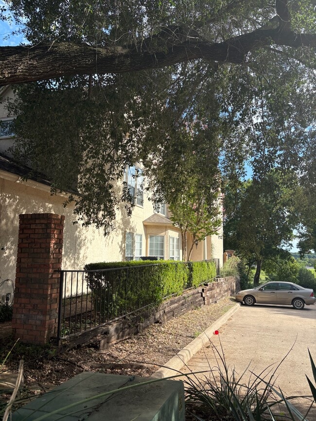 Building Photo - 7 Country Club Pl