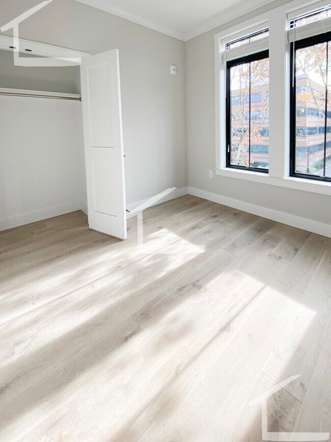 Building Photo - Beautiful Studio Apartment Right in The Ba...