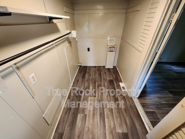 Building Photo - 1111 N Oak Ave