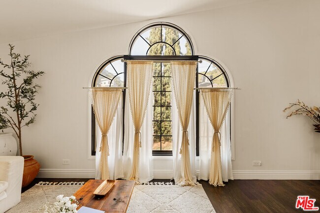 Foto del edificio - 1110 N Beverly Glen Blvd