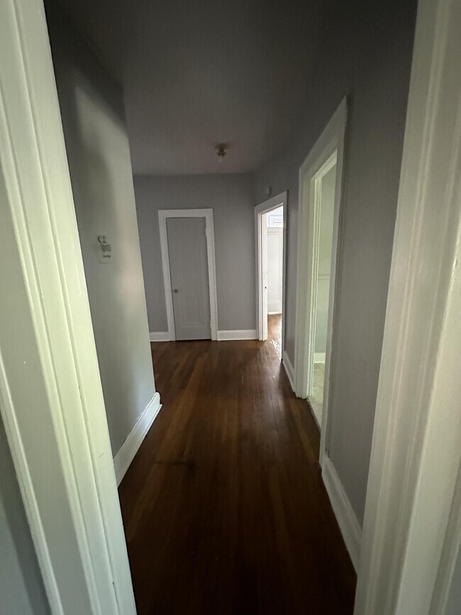 Building Photo - 831 Elm St