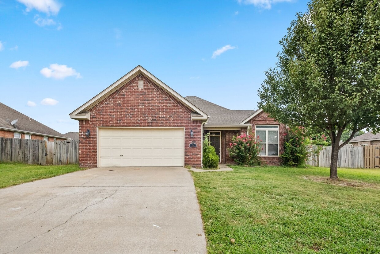 Photo - Welcome home to 702 Grant Ave family home in quiet neighborhood!