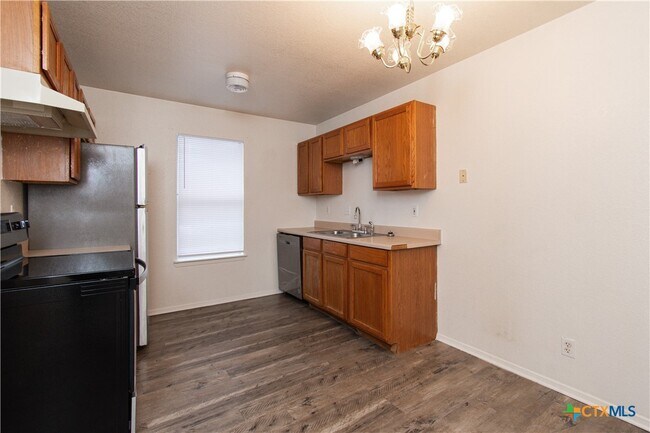 Foto del edificio - 2018 Cedarhill Dr