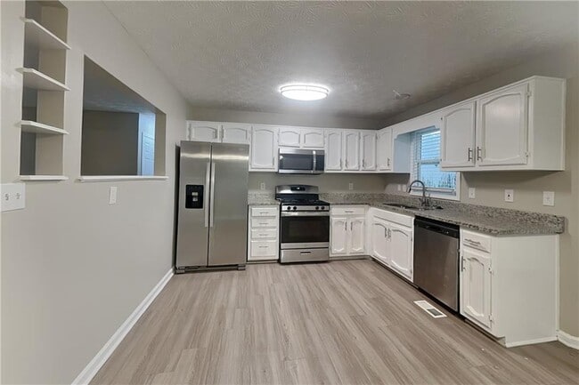 Building Photo - 135 Mill Pointe Dr