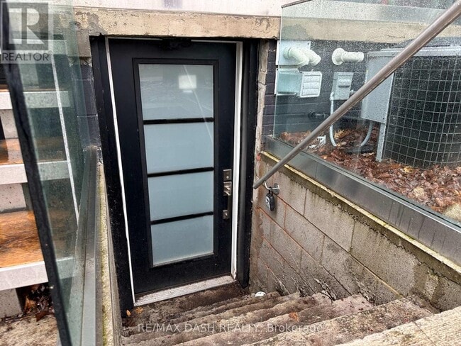 Building Photo - 725 Palmerston Ave