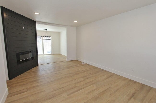 Building Photo - Charming Single-Level Home