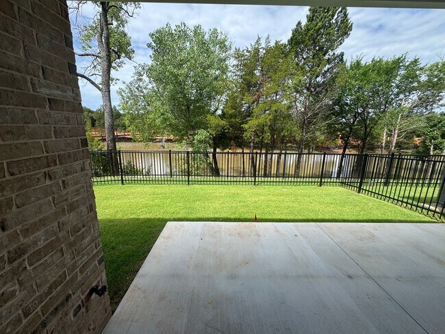 Building Photo - Fall special! flexible terms and easy move in!! 3 bed 2 bath 2 car in bungalow Heights, beautiful...