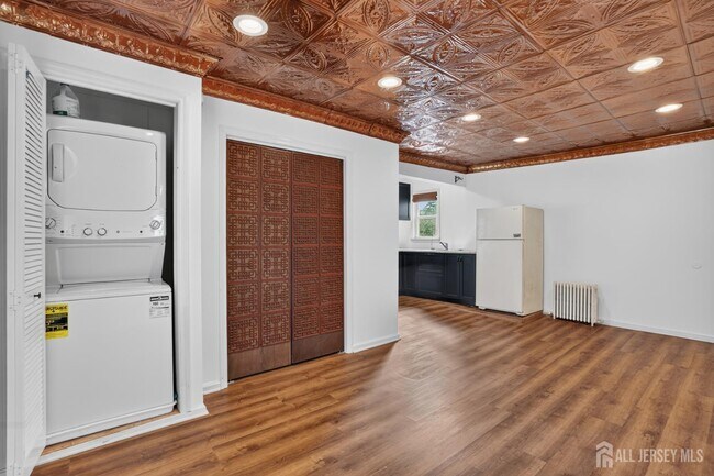 Building Photo - 127 S Pine Ave