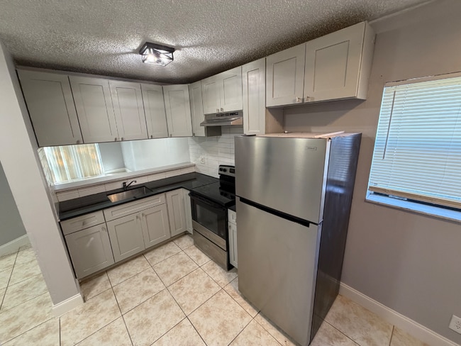 Building Photo - 4136 Lakeside Dr