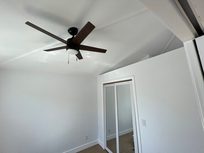 Building Photo - 1 Bed, 1 Bath Private Back House near Burb...