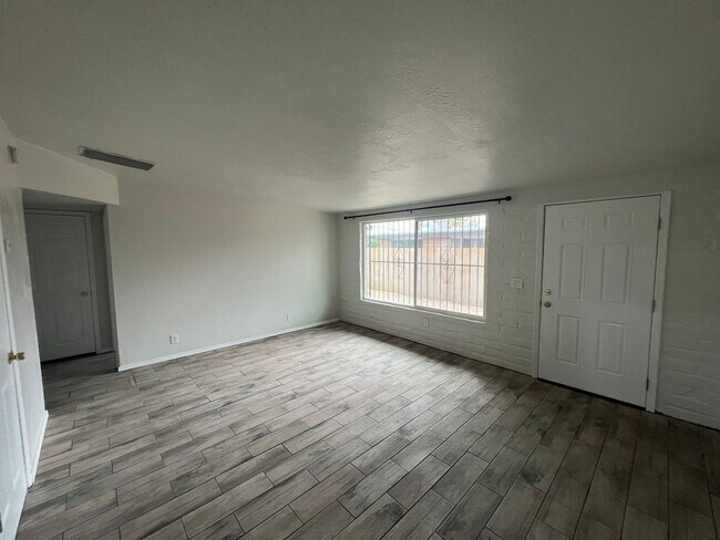 Building Photo - Recently Remodeled 2 Bedroom Duplex Apartment in Convenient Central Location