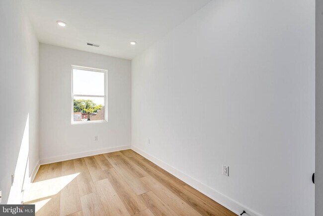 Building Photo - 1223 W Lehigh Ave