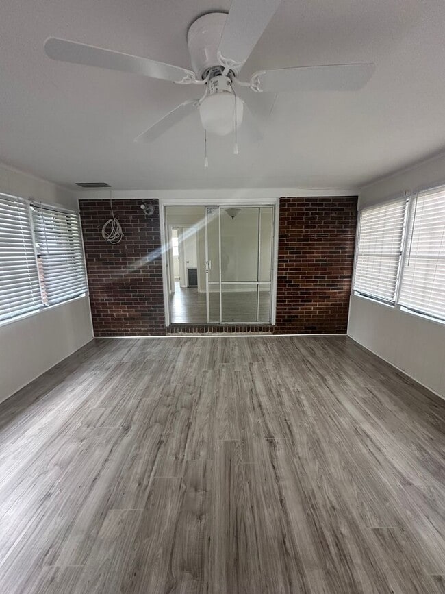 Building Photo - 4 Bed 2.5 Bath Brick House