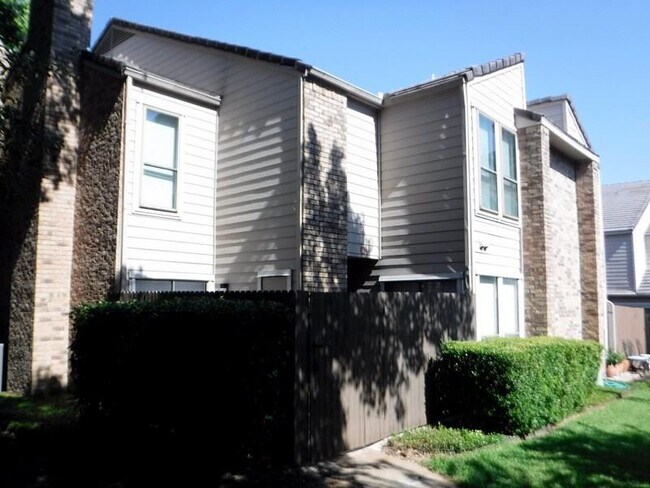 Foto del edificio - 2321 Torrington Dr