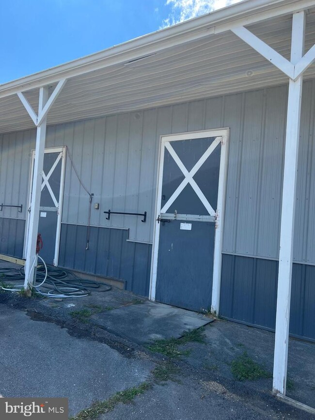 Building Photo - 42873 Lucketts Rd