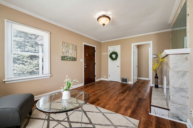 Building Photo - Updated 3-Bedroom, 2-Bath Home in the Hear...
