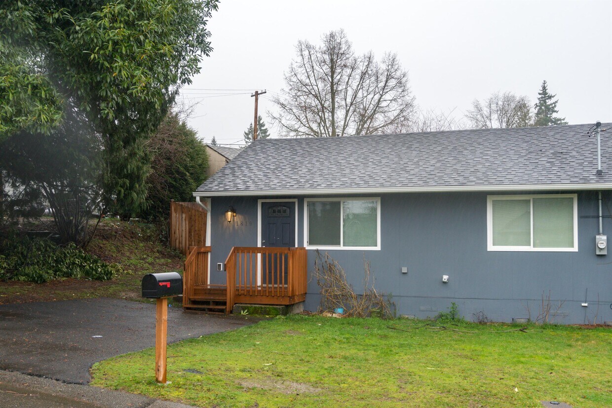 Foto principal - 1810 Harrington Ave NE