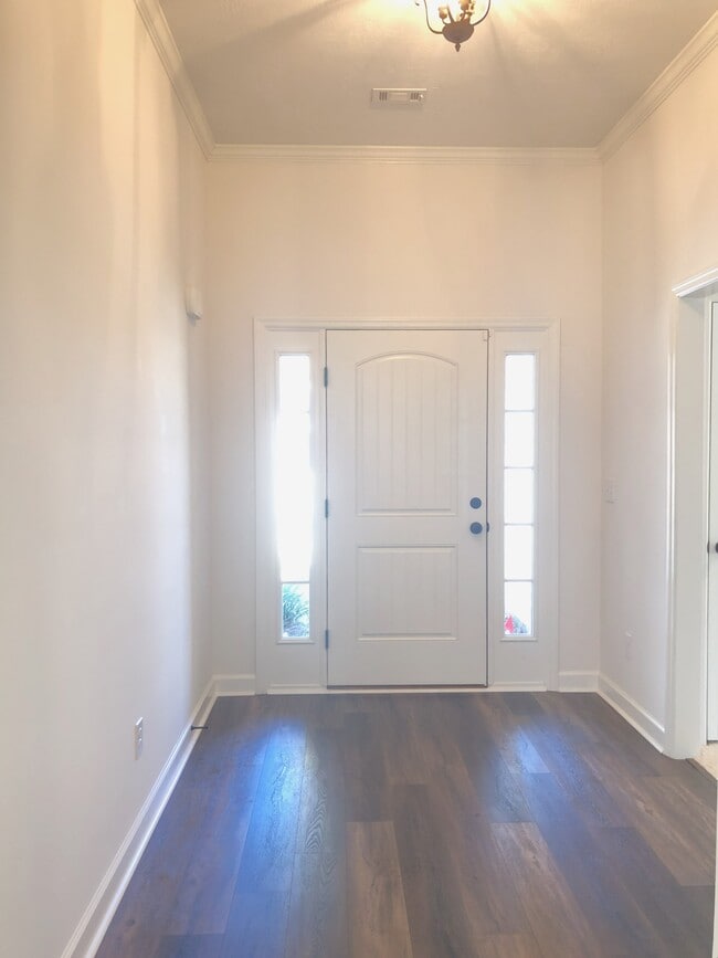 Building Photo - 807 Goodale Dr