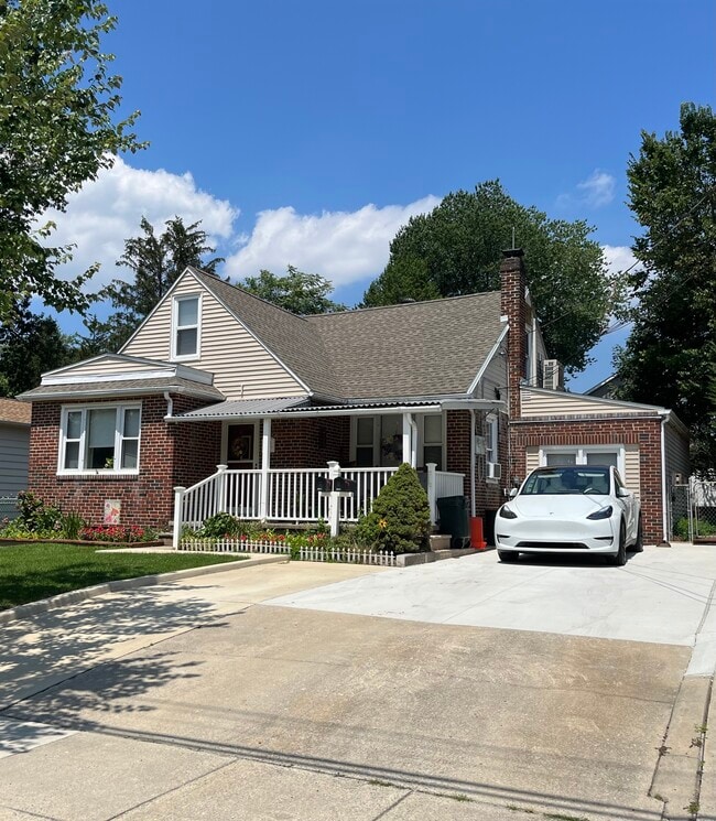 Building Photo - 1417 W High St