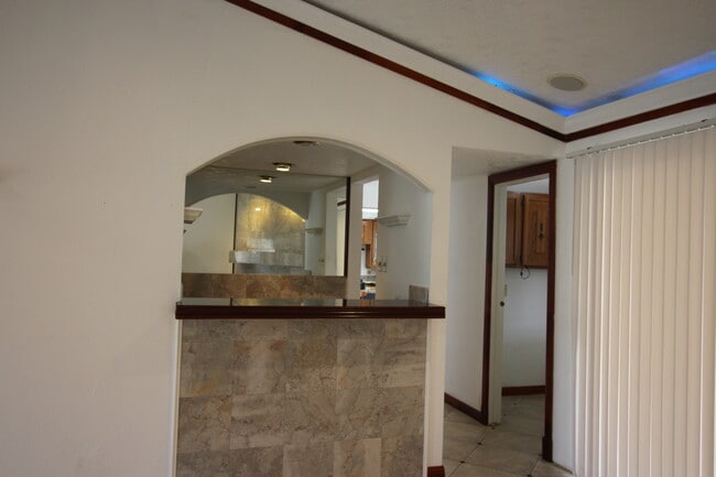 Barra entre cocina y sala 1 - 458 Woodrail Dr