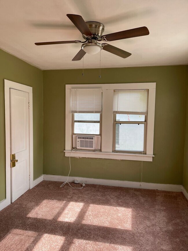 Building Photo - Super cute 2 bedroom home