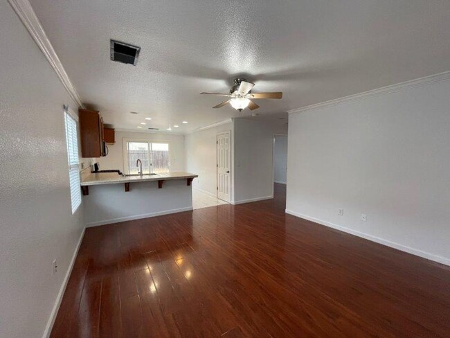 Foto del edificio - 2 Bed 1 Bath Elk Grove Home