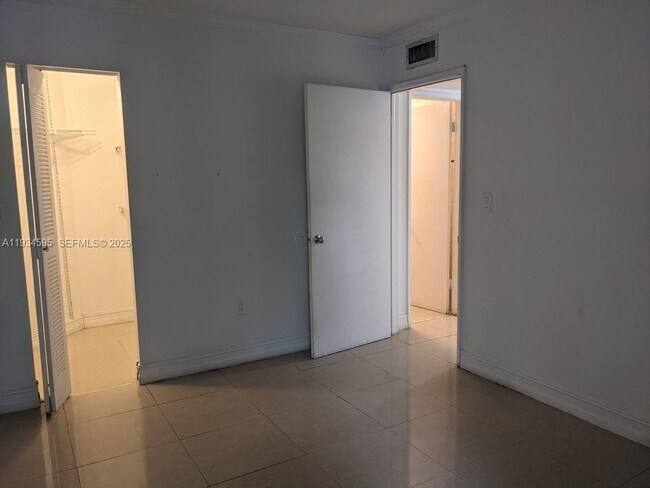 Foto del edificio - 7125 NW 186th St