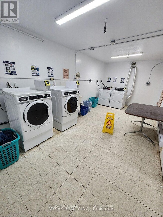 Building Photo - 201 Lindsay St S