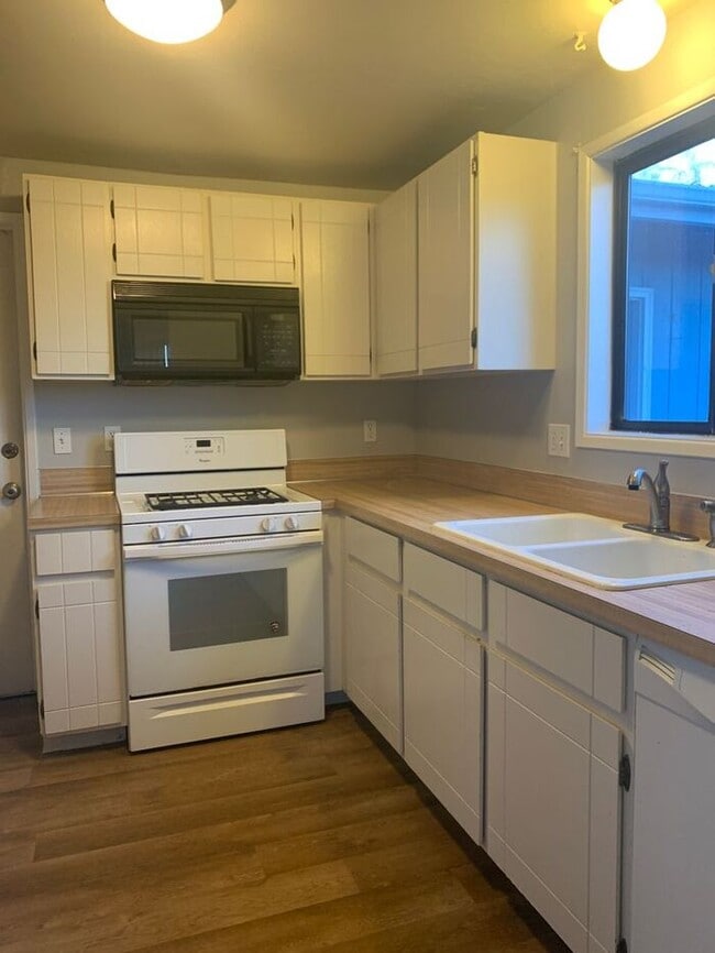 Foto del edificio - Lovely 3 Bedroom 1 Bath Ranch-Style House ...