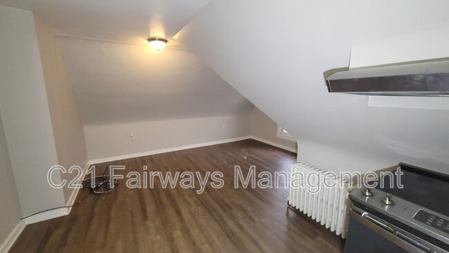 Building Photo - 208 Thompson St