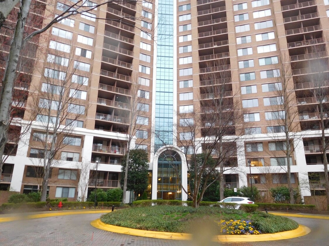 Impressive unit adjacent to METRO - Impressive unit adjacent to METRO