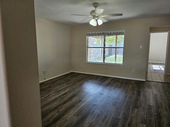 Foto del edificio - 6727 Stonecross Creek Ln