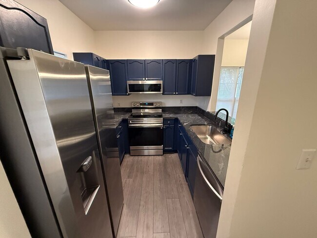 Foto del edificio - Beautiful End-unit townhome in university with Primary bedroom on 1st floor