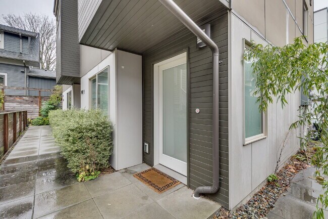 Building Photo - Modern Ballard 3 bedroom townhome for rent!