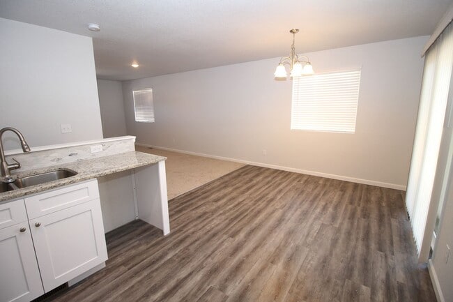 Building Photo - Brand new 3bdr 3bath duplex walking distan...