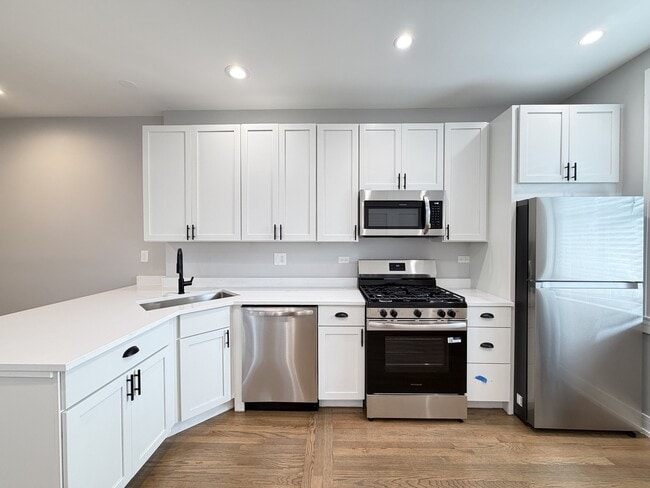 Building Photo - 5454 N Paulina St