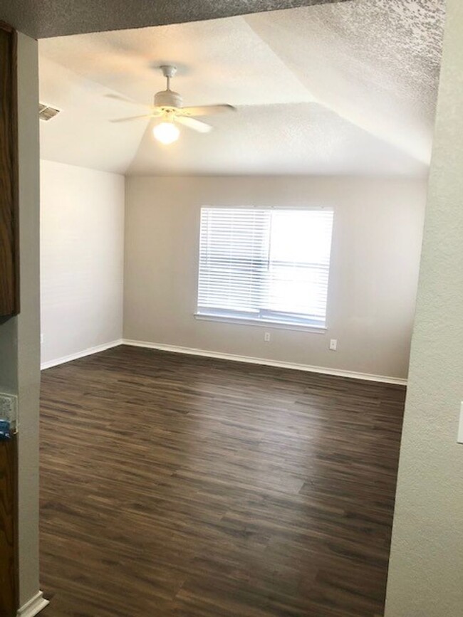 Building Photo - Spacious Duplex located in the heart of Bu...