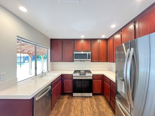 Foto del edificio - Charming 3B/2BA Home in Bay Terraces W/ W/D, A/C, Fireplace, Covered Patio, and Large Backyard!