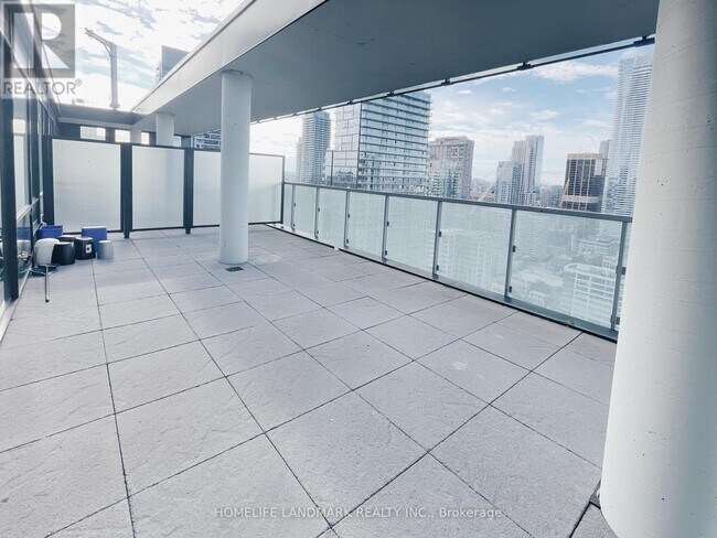 Photo du bâtiment - 28 Wellesley St E