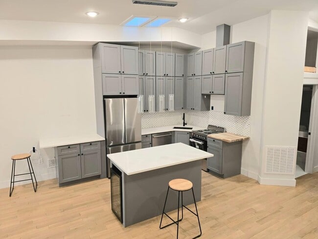 Building Photo - 131 Hopkins Ave