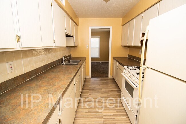 Building Photo - 3 bedroom/1 bath ranch in the W.130th/Puri...