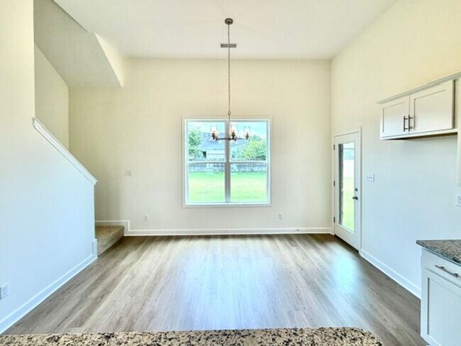 Foto del edificio - Now Leasing a brand new 5-bedroom 3 bath home in Somerville.