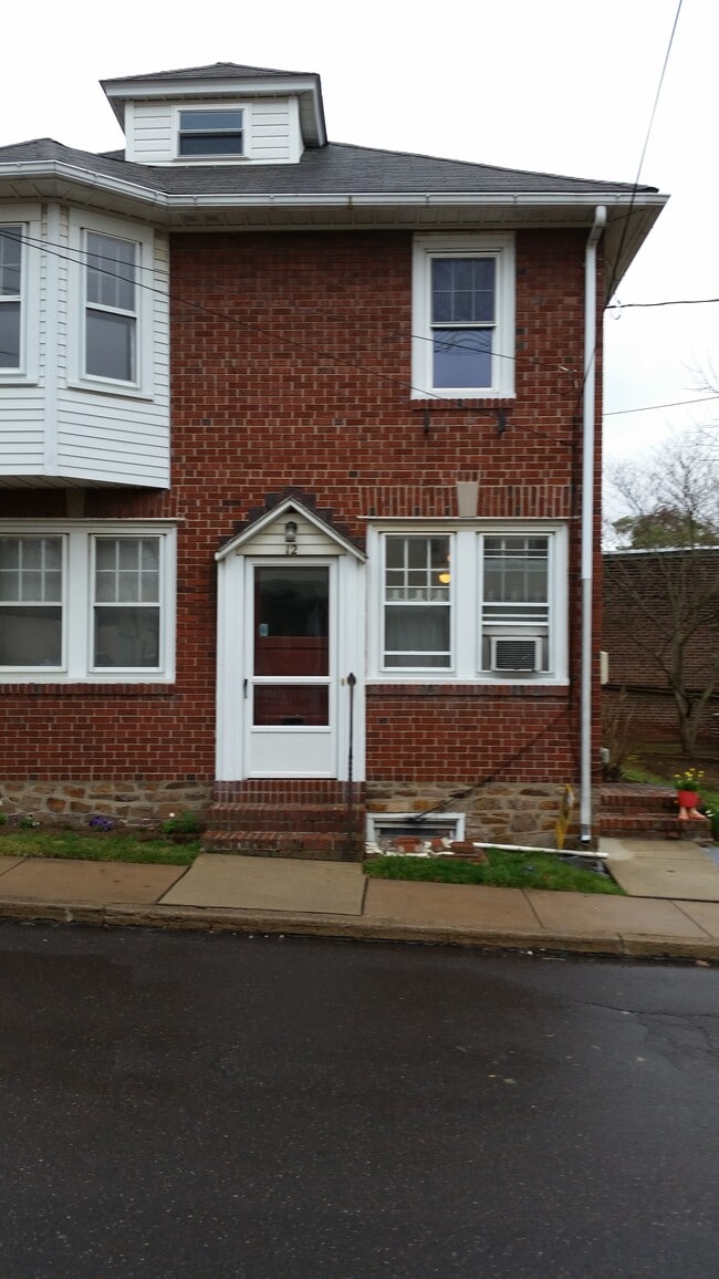 Building Photo - 12 Forest Ave